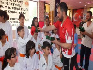 Erzurumda karateciler hafta sonunda kuşak sınavı heyecanı yaşadı