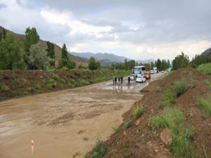 Erzurum'da Oltu-Narman yolu sel nedeniyle 1,5 saat trafiğe kapandı