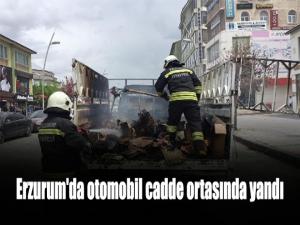 Erzurum'da otomobil cadde ortasında yandı