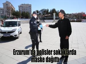 Erzurum'da polisler sokaklarda maske dağıttı