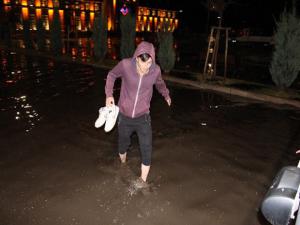 Erzurum'da şiddetli yağış sonrası yollar göle döndü