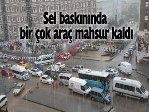 Erzurumdaki sel baskınında birçok araç yolda mahsur kaldı