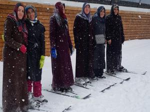 Erzurum GSİMden kadınlara kayak jesti