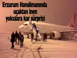 Erzurum Havalimanında uçaktan inen yolculara kar sürprizi
