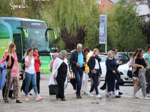 Erzurum İstanbul Dernekler Federasyonu Kadın Kolları köy çocuklarını sevindirdiler