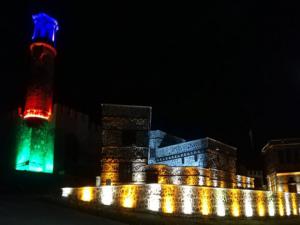 Erzurum Kalesi Azerbaycan bayrağının renkleriyle ışıklandı