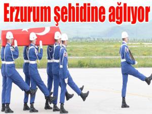 Erzurum şehidine ağlıyor