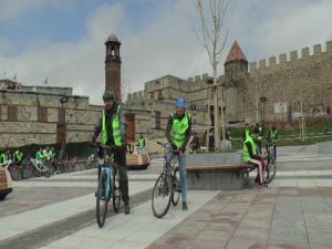 Erzurumlu gençler tarihi mekanlara pedalladı