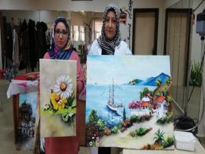 Erzurumlu kadınlar Ahşap rölyef ile aile bütçelerine katkı sağlıyorlar
