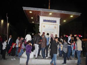 Erzurumlular iftar sonrası Şerbet Çeşmesine akın ediyor