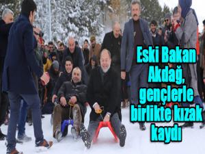 Eski Bakan Akdağ, gençlerle birlikte kızak kaydı