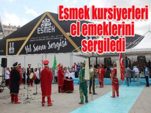 Esmek kursiyerleri el emeklerini sergiledi