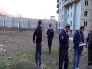  Fotoğraf çekmek için yüksek binanın tepesine çıkan genç, polisi alarma geçirdi