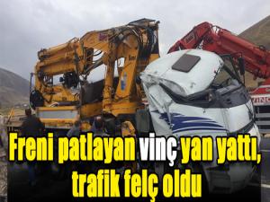 Freni patlayan vinç yan yattı, trafik felç oldu