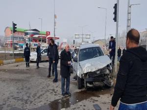 Frenleri boşalan tır 2 otomobili hurdaya çevirdi