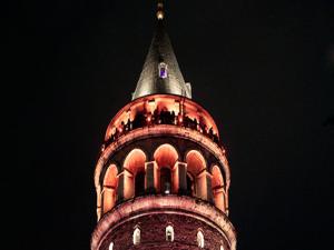 Galata Kulesi kadına şiddete karşı turuncuya büründü