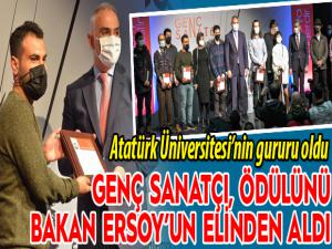 Genç sanatçı, ödülünü Bakan Ersoyun elinden aldı