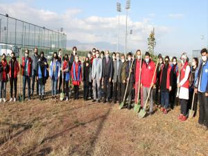 Gençler Atatürk için fidan dikti