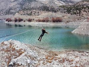 Göl üzerinde zipline keyfi