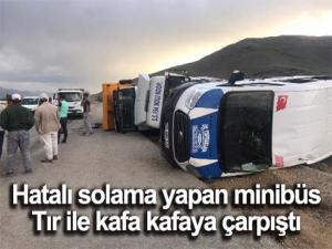 Hatalı solama yapan minibüs Tır ile kafa kafaya çarpıştı