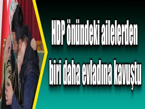 HDP önündeki ailelerden biri daha evladına kavuştu