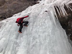 Instagram fenomenleri Erzurum'da donmuş şelaleye tırmandı