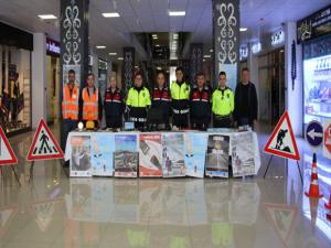 İş merkezi önünde Trafik standı açtılar