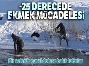 Kars'ta eksi 25 derece soğukta balık avı