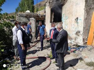 Kaymakam Perçi ve Belediye Başkanı Dölekli yanan evde incelemelerde bulundular