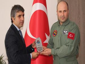 Kaymakam Turana plaket verdiler