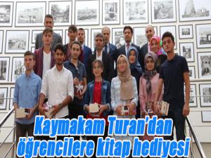 Kaymakam Turandan öğrencilere kitap hediyesi