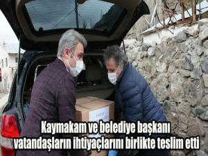 Kaymakam ve belediye başkanı vatandaşların ihtiyaçlarını birlikte teslim etti