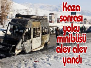 Kaza sonrası yolcu minibüsü alev alev yandı