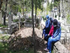 Kısıtlama öncesi mezarlık ziyaretlerinde yoğunluk yaşandı