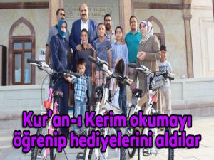 Kuran-ı Kerim okumayı öğrenip hediyelerini aldılar