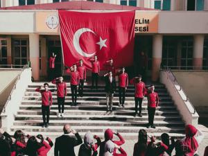 Liseli öğrencilerden Barış Pınarı Harekatına İstiklal Marşlı klip