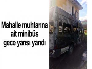 Mahalle muhtarına ait minibüs gece yarısı yandı