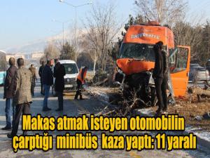 Makas atmak isteyen otomobilin çarptığı minibüs kaza yaptı: 11 yaralı