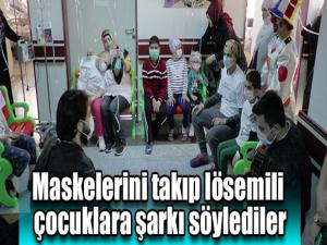 Maskelerini takıp lösemili çocuklara şarkı söylediler