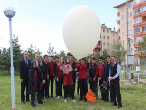 Meteoroloji balonu liseli öğrenciler tarafından atıldı