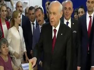 MHP Genel Başkanı Devlet Bahçeli oyunu kullandı