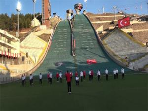 Milli sporcular Atlama Kulesi'nde 'İstiklal Marşı' okudu