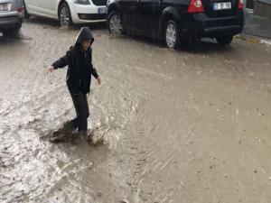 Narmanda sağanak yağmur hayatı olumsuz etkiledi