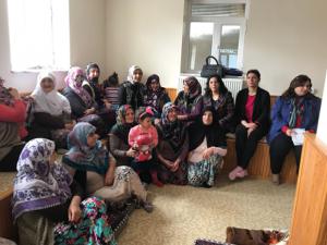 Nilgün Azizoğlu, okuma yazma seferberliği için köyleri ziyaret ediyor