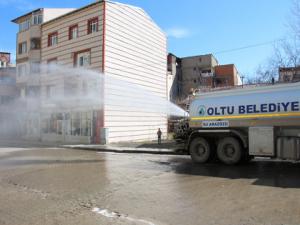 Oltu Belediyesi dezenfekte su ile caddeleri yıkıyor