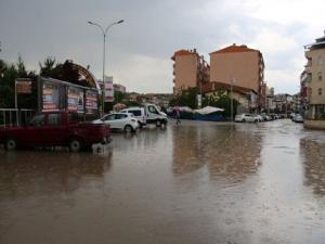 Oltu'da dolu yağışı etkili oldu