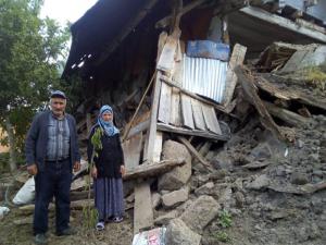 Olurda yaşlı çiftin evleri çöktü