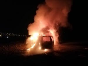 Otomobil alev alev yandı: 4 yaralı