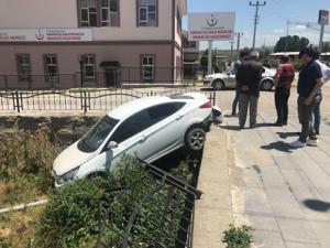Otomobil bahçe duvarından uçtu