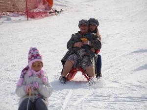 Palandöken'de düşe kalka kayak keyfi